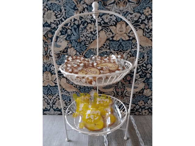 お菓子の入った二段ラックのイメージ画像