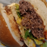 【ローソン】Lチキバンズでとろけるチーズソースのバーガーを作ったら、美味しいのか？