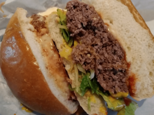 【ローソン】Lチキバンズでとろけるチーズソースのバーガーを作ったら、美味しいのか？