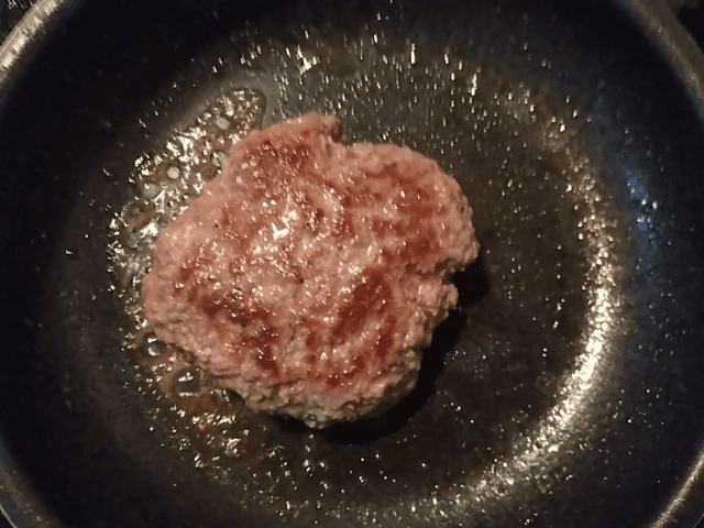 ハンバーグを焼いている画像