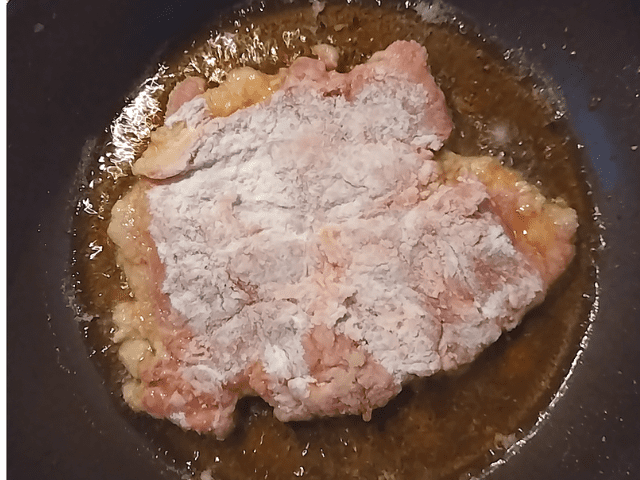 鶏もも肉を揚げ焼きにする画像