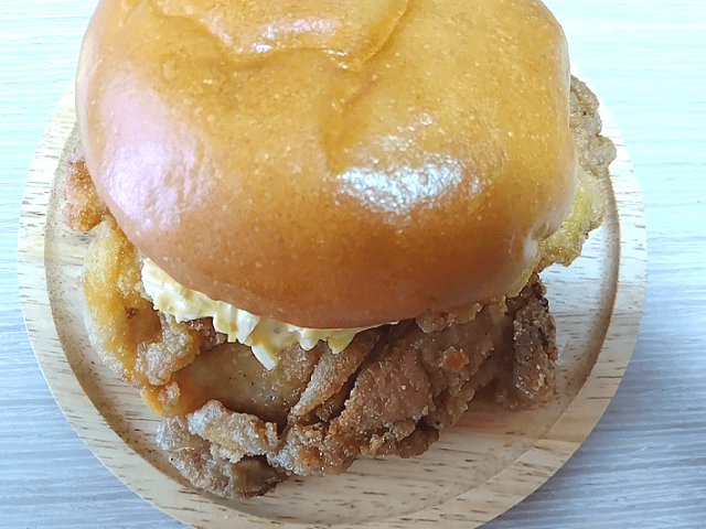 【ローソン】Lチキバンズではみ出るチキンバーガーを作ると、美味しいのか？