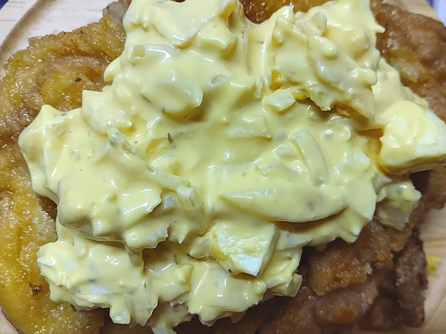 チキンにタルタルソースを乗せる画像