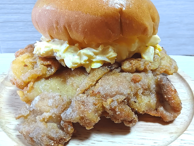 はみ出るチキン南蛮バーガーの画像