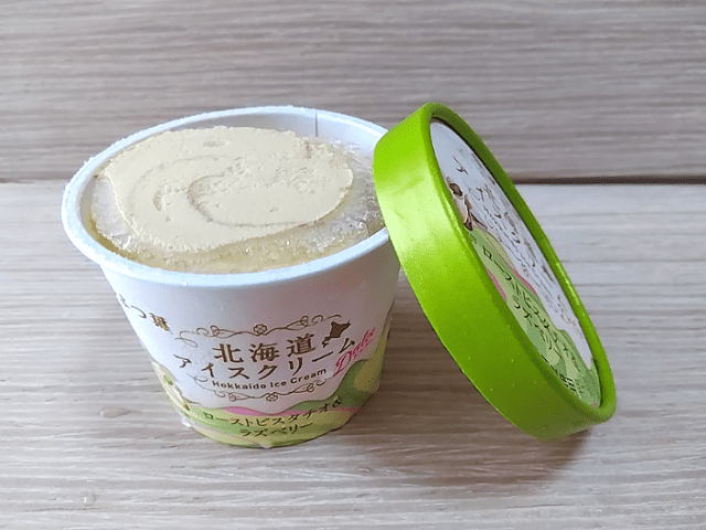 よつ葉北海道アイスクリームピスタチオ＆ラズベリーのふたを開けた画像