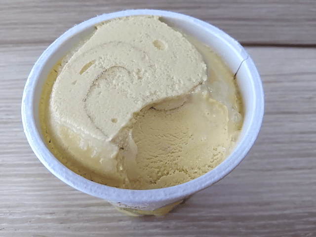 よつ葉北海道アイスクリームピスタチオ＆ラズベリーのすくった画像