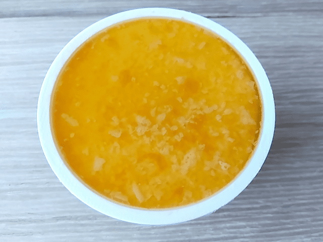 こだわり極みプリンのフタを開けた画像