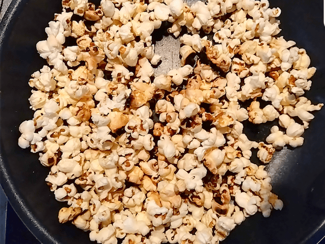 焦げたポップコーンの画像