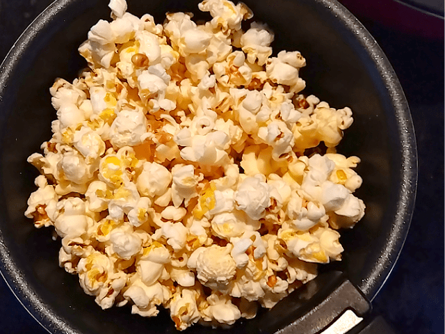 鍋の中のポップコーンの画像