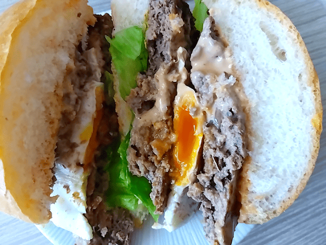 月見バーガーを半分に切った画像