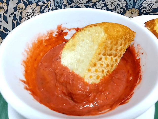 ビーツのポタージュとパン