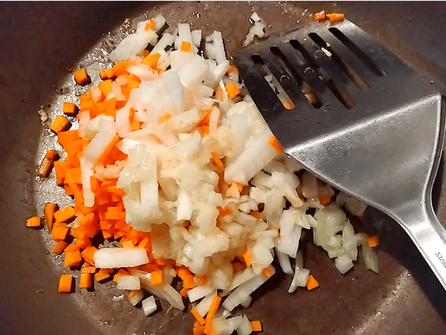 野菜のみじん切りとにんにくのすりおろしの画像