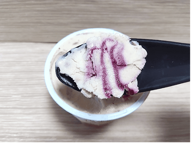 よつ葉北海道アイスクリーム栗とカシスのモンブランの一口の画像