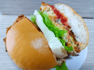 【ローソン】Lチキバンズでグラタンコロッケバーガーを作ったら美味しいのか？