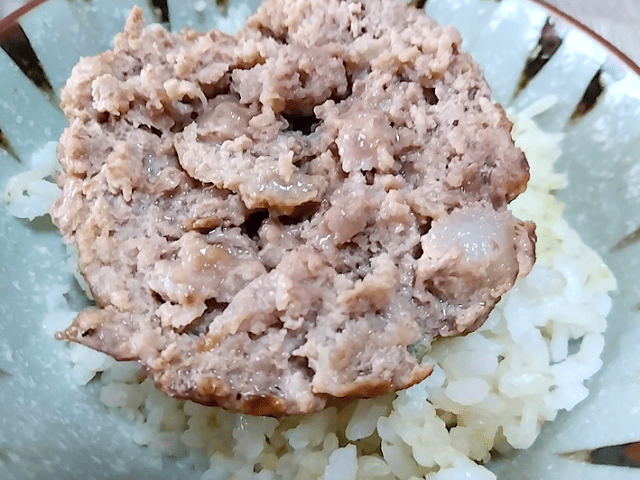 格之進×ライソンのハンバーグ焼き器で焼いた粗挽き合いびきハンバーグの断面