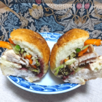 腹持ちバッチリ!!玄米パン×カシスソースのサンドイッチのレシピをご紹介