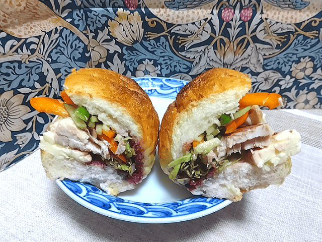 腹持ちバッチリ!!玄米パン×カシスソースのサンドイッチのレシピをご紹介