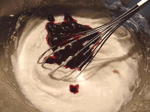 カシスのムースを作る途中の画像