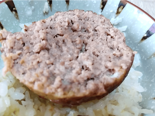 格之進×ライソンのハンバーグ焼き器で焼いた細引き合いびきハンバーグの断面