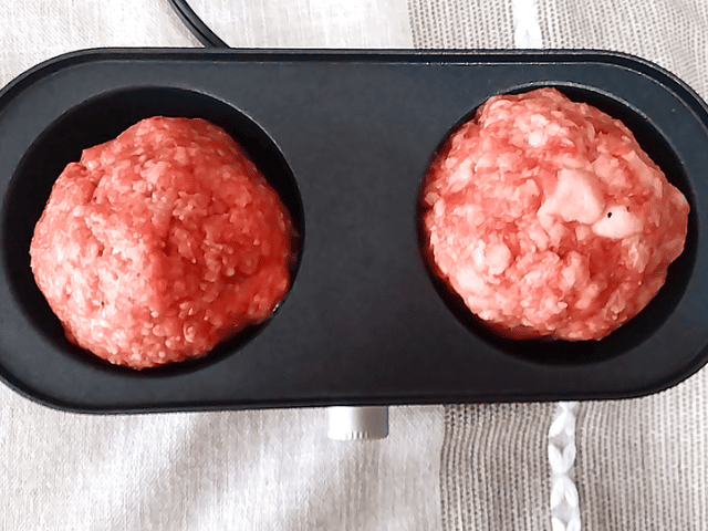 格之進×ライソンのハンバーグ焼き器の焼いている画像