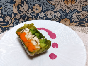 【簡単＆ご馳走】野菜と蒸し鶏のテリーヌのレシピ!!カシスソースを添えて
