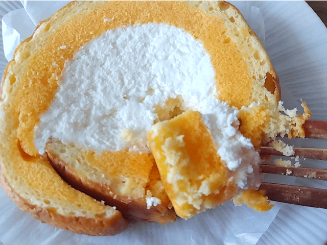 ヤマザキチーズクリームロールにフォークを入れた画像