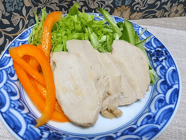 蒸し鶏とクリームチーズのカシスソースのサンドイッチの具材の画像