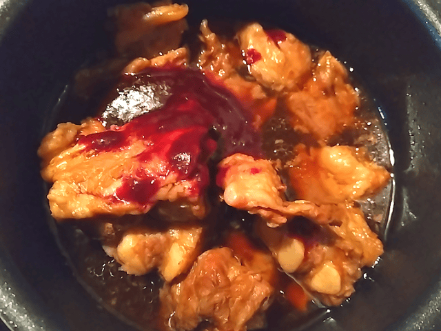 豚なんこつのカシスソース煮込みを作っている途中の画像