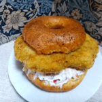 玄米ベーグルサンドのレシピをご紹介!!手作りサワークリームオニオンとカレーコロッケ