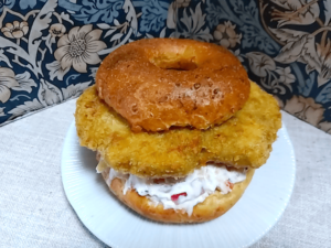 玄米ベーグルサンドのレシピをご紹介!!手作りサワークリームオニオンとカレーコロッケ