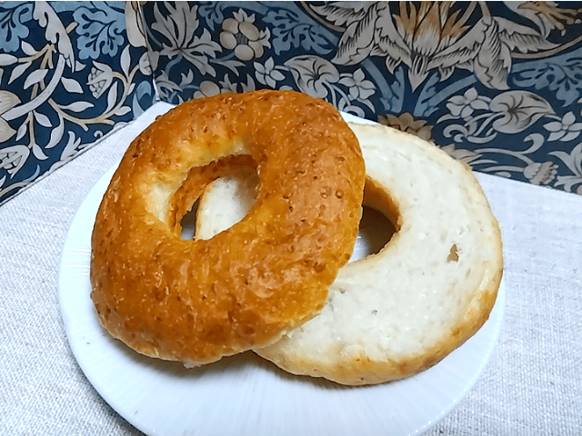 玄米ベーグルを半分に切った画像