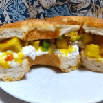 手作りサワークリームオニオンとハニーマスタードポークのベーグルサンド