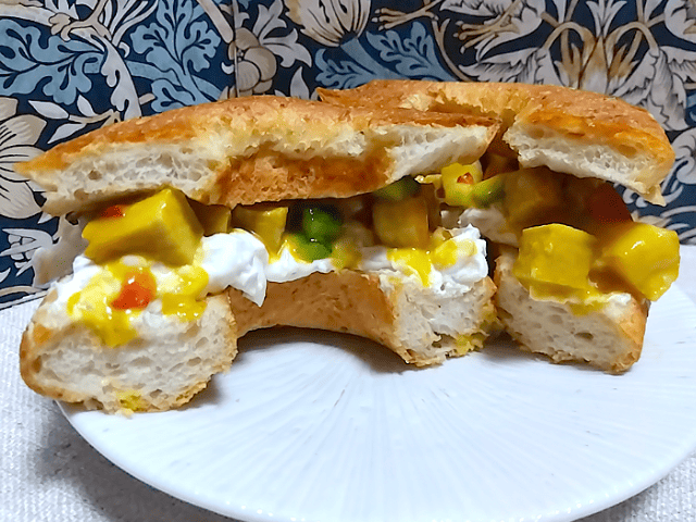 手作りサワークリームオニオンとハニーマスタードポークのベーグルサンド