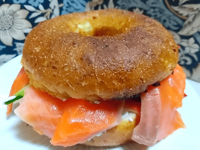 サワークリームオニオンとサーモンのベーグルサンドの画像