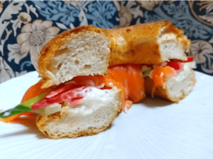 手作りサワークリームオニオンで玄米ベーグルパンのサンドイッチ