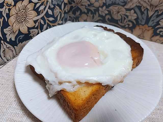 目玉焼きトーストの画像