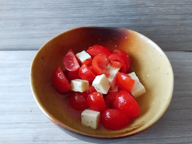 リンゴ酢のドレッシングのサラダの画像