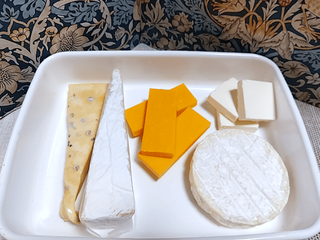 格之進×ライソンのハンバーグ焼き器で5種チーズソースハンバーグとチーズINハンバーグの食べ比べレビュー