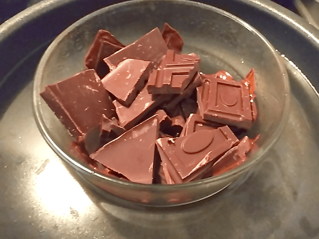 チョコレートを湯煎する画像