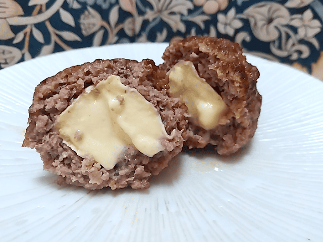 ハンバーグINブリーチーズの画像