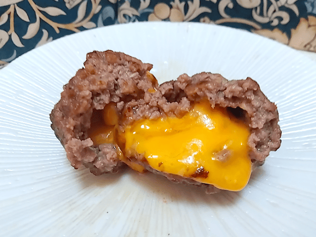 ハンバーグINチェダーチーズの画像