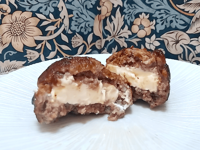 ハンバーグINクリームチーズの画像