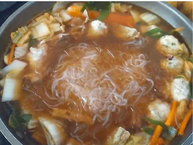 麻辣湯(マーラータン)の材料を煮込む画像