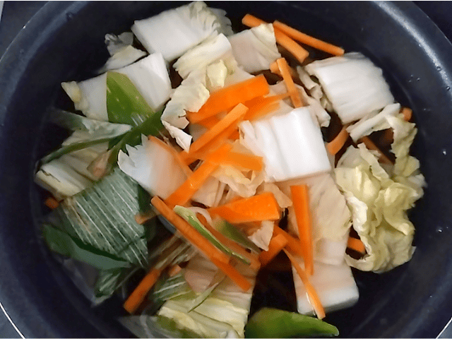 麻辣湯(マーラータン)の野菜を煮込む画像