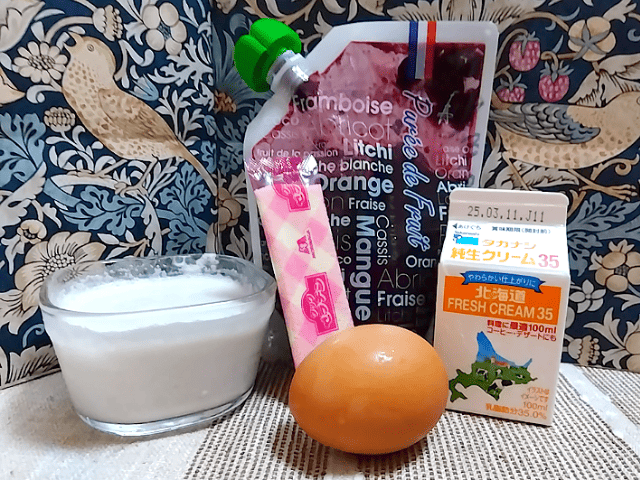 2層のデザート(ココナッツミルクプリンとカシスムース)