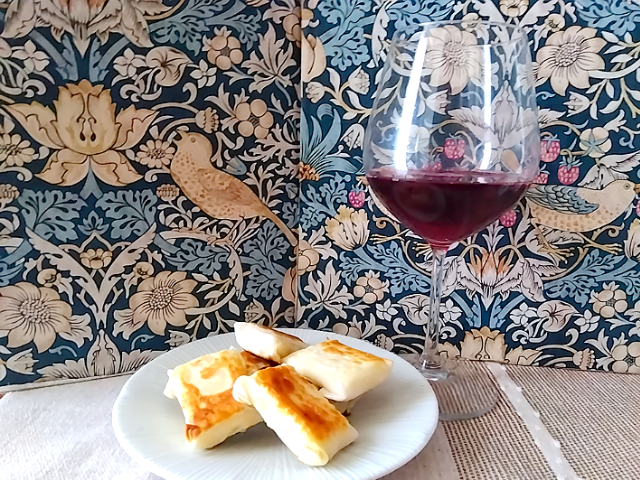 カツヌマグレープ赤と餃子の皮でチーズを巻いたものの画像