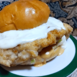 Lチキバンズを使っておぼれる!?カマンベールチーズのチキンバーガーを作ってみた