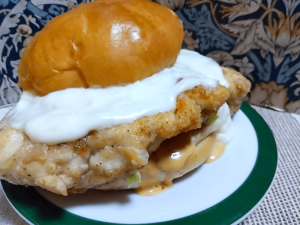 Lチキバンズを使っておぼれる!?カマンベールチーズのチキンバーガーを作ってみた