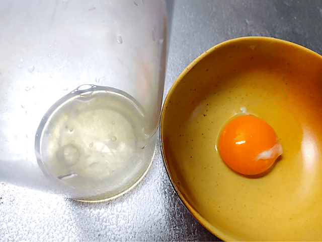 卵黄と卵白の画像