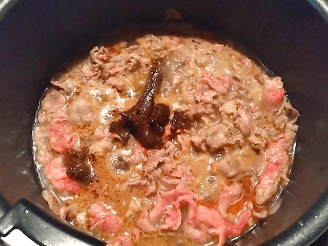 牛肉の小間切れを炒める画像